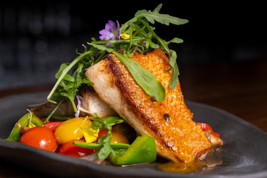 pescado y ensalada digno de la dieta atkin