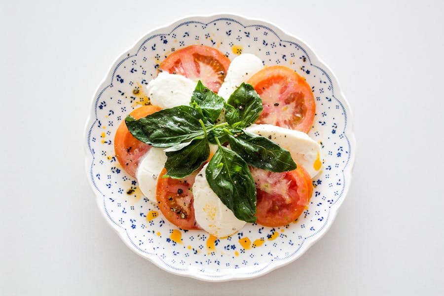 ensalada de tomate y queso de búfala